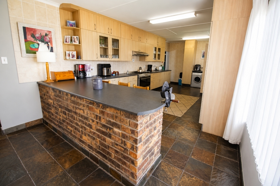 5 Bedroom Property for Sale in Wavecrest Eastern Cape